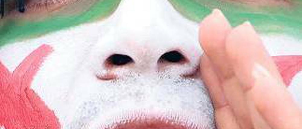 Solidarität. Weltweit demonstrieren Menschen (hier in Doha) gegen die Angriffe der Armee auf die syrische Stadt Homs und beten für die Opfer.