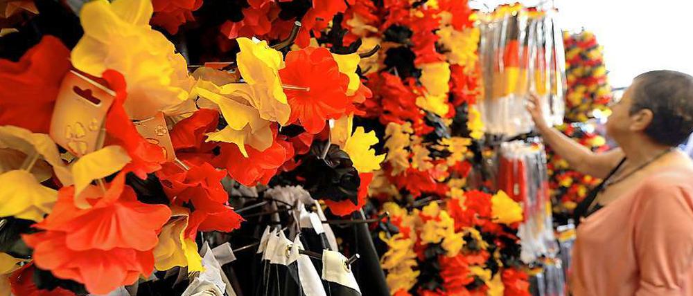 Fanartikel in den Nationalfarben schwarz-rot-gold sind zur Fußball-EM wieder sehr gefragt.