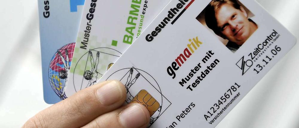 Muster der neuen elektronischen Gesundheitskarte. Ein Privatmann aus Wuppertal will sie vor dem Bundesverfassungsgericht stoppen.