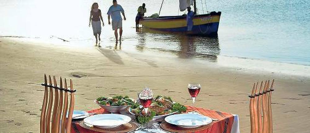 Fein zum Tafeln – am Strand einer Nobellodge in Mosambik.