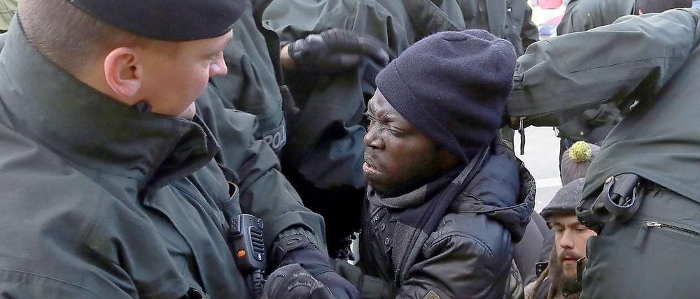 Die Asylbewerber, die für mehr Rechte und bessere Lebensbedingungen protestieren geraten mehr und mehr in Konflikt mit der Polizei.