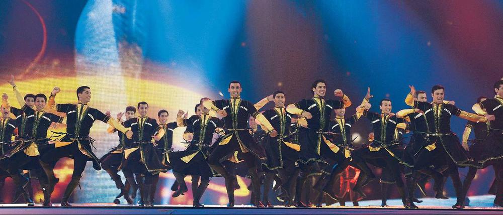 Tanz des Vergessens. Eröffnungsshow des Eurovision Song Contest im Mai in Baku, im Hintergrund die Silhouette der eigens errichteten Kristallhalle.