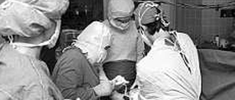 Im Operationssaal einer DDR-Klinik.