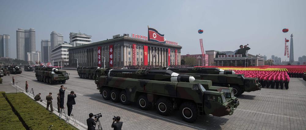 Der Stolz des Diktators. Kim führt seine Raketen gern bei Militärparaden vor.