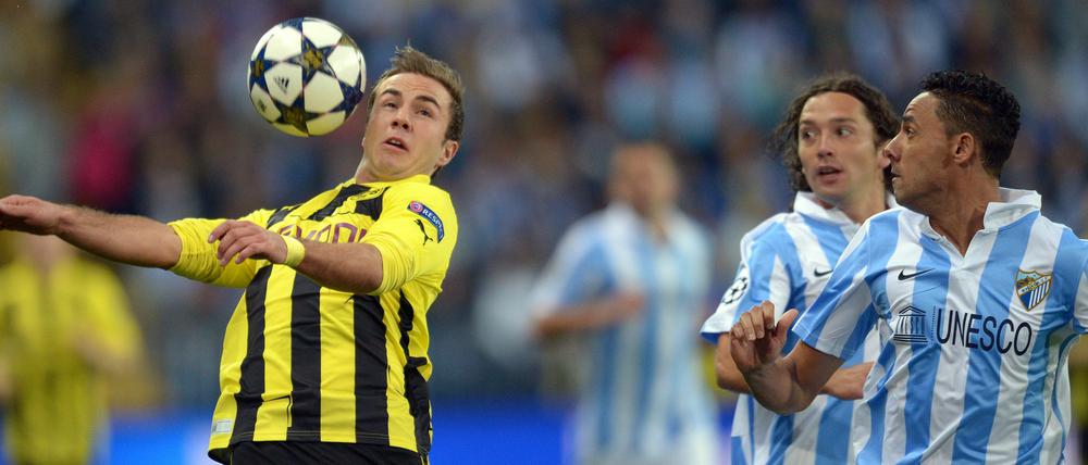 Mario Götze (l.) behauptet in dieser Szene gut den Ball und verblüfft damit augenscheinlich auch seine Gegenspieler Manuel Iturra und Weligton.