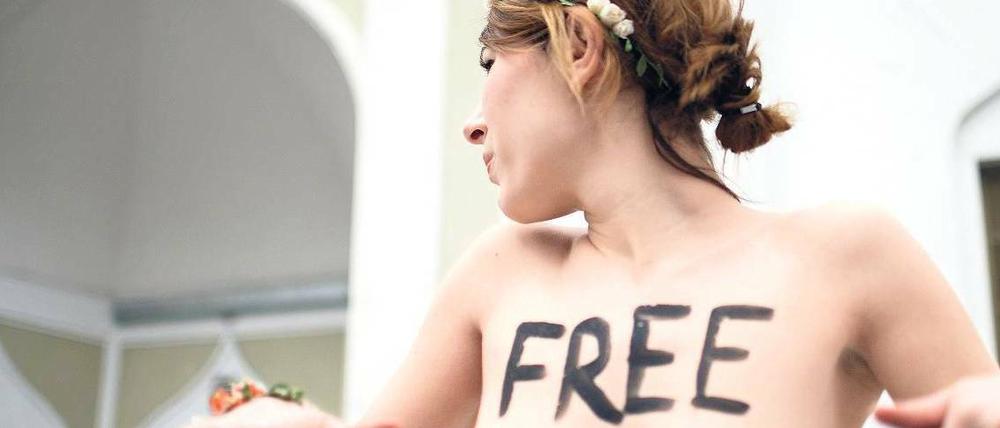 Nackt zur Demo. Sechs junge Frauen entblößten vor der Moschee an der Brienner Straße in Wilmersdorf ihre Oberkörper.