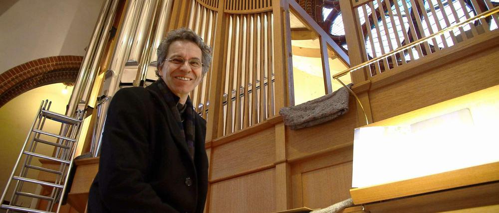 Cornelius Häußermann ist Leiter der Berliner Bach-Gesellschaft. Der Kantor und Organist der Paulus-Gemeinde Zehlendorf steht vor der neuen großen Orgel im französischen Stil.