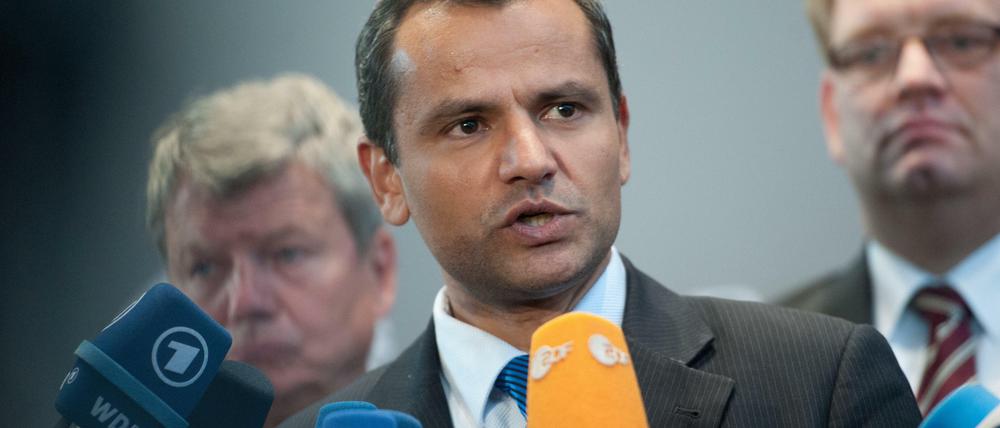 Bei ihrem Antritt versprachen Sebastian Edathy (mitte) und der Obmann der Grünen Wolfgang Wieland (l.) volle Aufklärung. Was sie jetzt hören, können sie manchmal selbst kaum fassen.