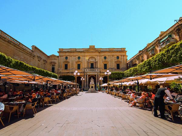 Beliebter Treffpunkt – das Café Cordina vor der Nationalbibliothek von Valletta