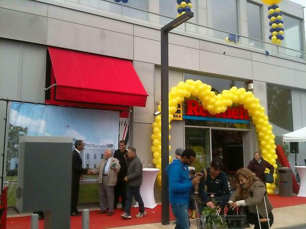 Der gedoubelte Gast aus dem "Weißen Haus" an der grauen Fassade. Die Truman Plaza bleibt umstritten, der Reichelt-Supermarkt, der gerade eröffnete, kann dafür allerdings nichts.