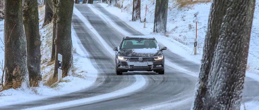 Schneefall macht in weiten Teilen Deutschlands den Autofahrern zu schaffen.