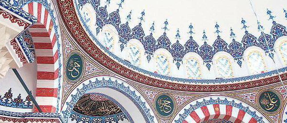 Islam zum Ansehen: Die Deckenverzierung der Sehitlik-Moschee in Neukölln.