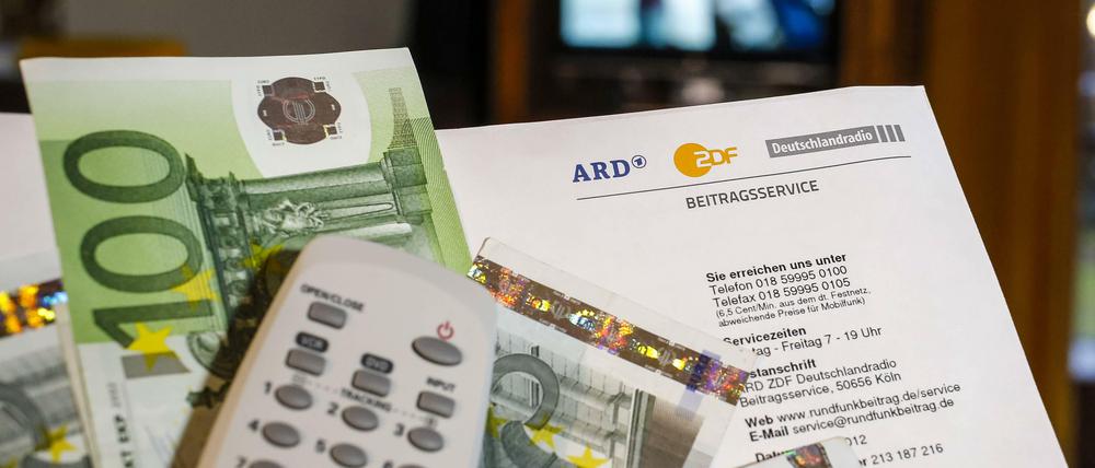 Fernsehen könnte von 2015 an billiger werden. Wegen der Mehreinnahmen sollen die Beiträge um 73 Cent sinken, empfehlen die Gebührenexperten.