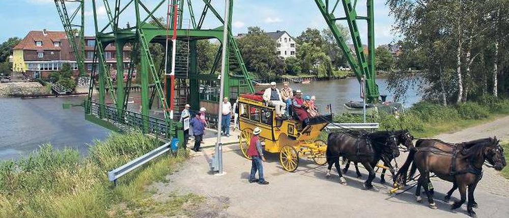 Hoch auf dem gelben Wagen. Mit der "Europakutsche" (hier an der Schwebefähre bei Osten) wird es gen England gehen.
