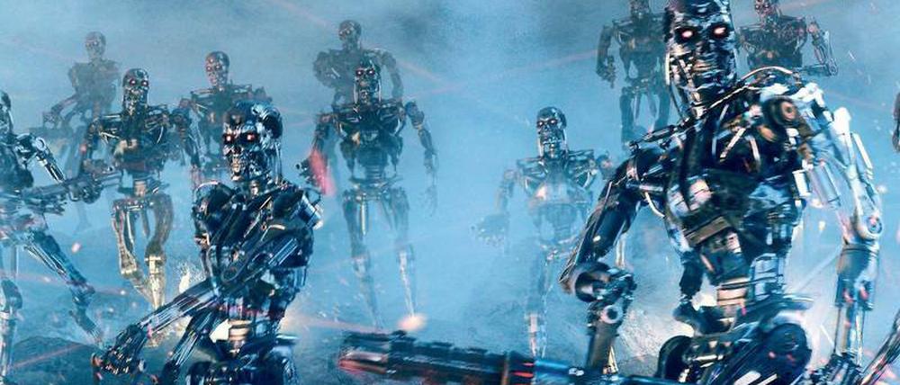 Angriff der Killermaschinen. Szenarien, in denen sich Roboter gegen die Menschheit auflehnen, wie im Film „Terminator 3“ halten Forscher für unwahrscheinlich. Doch der Einsatz von Kampfrobotern im Krieg macht manchen Wissenschaftlern Angst.