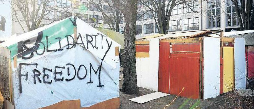 Sesshaft werden. Auf dem Oranienplatz wird gezimmert – bisher sind etwa zwölf Hütten entstanden.