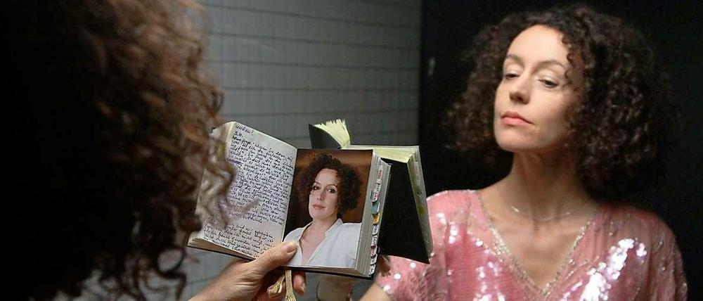 Das Ich erlernen. Lena (Maria Schrader) liest in ihren alten Tagebüchern.