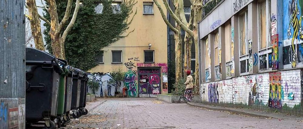 Der Hof an der besetzten Schule in Kreuzberg. Seit 2012 leben Flüchtlinge in dem Gebäude.
