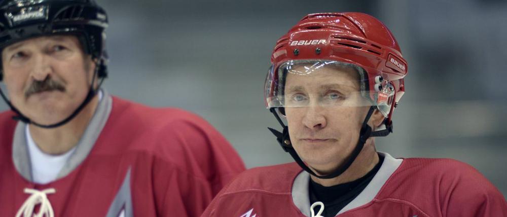 Mächtige Flügelzange. Russlands Präsident Putin (r.) und Weißrusslands Machthaber Lukaschenko machen nicht nur auf dem Eis gern gemeinsame Sache.