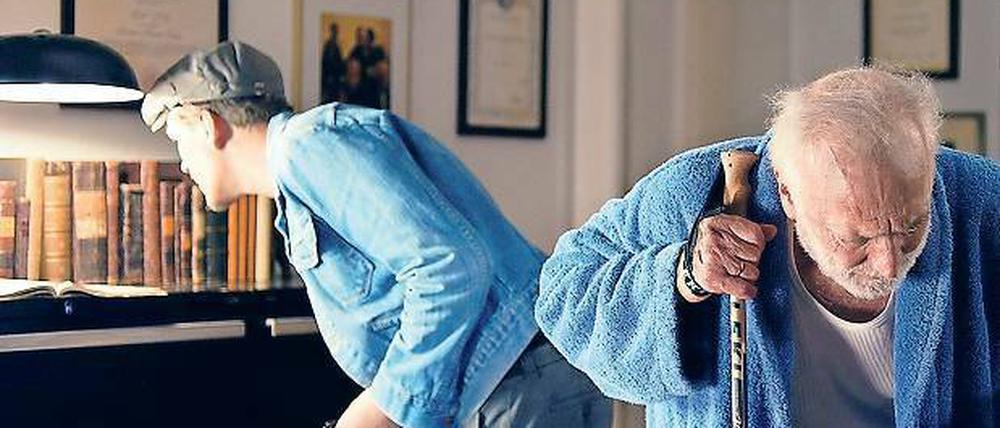 Ein seltsames Paar. Der Kleinganove Nick Gutlicht (Georg Friedrich) hat sich bei dem greisen Psychologen Curt Ledig (André Wilms) eingeschlichen und klaut seine Erstausgaben. Der Therapeut sieht in dem Filou vor allem einen interessanten Fall.