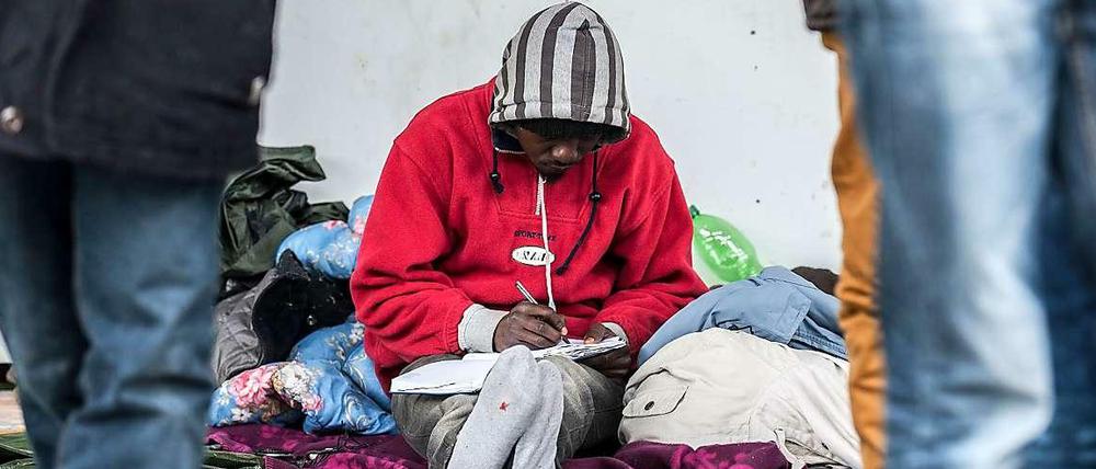 Vom Alexanderplatz an den Breitscheidplatz. Die Flüchtlinge protestieren jetzt auf dem Vorplatz der Gedächtniskirche.