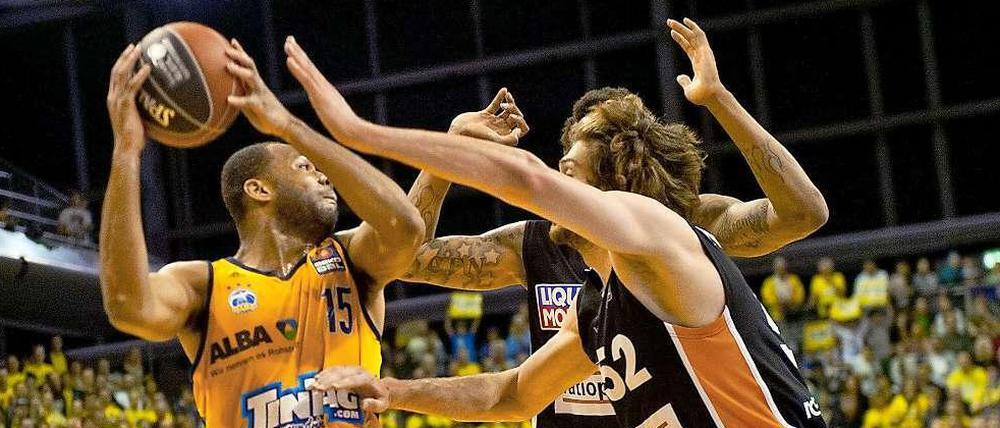 Nicht zu stoppen. Albas Reggie Redding (l.) gab schon im Auftakstpiel gegen Ulm praktisch keinen Ball verloren.