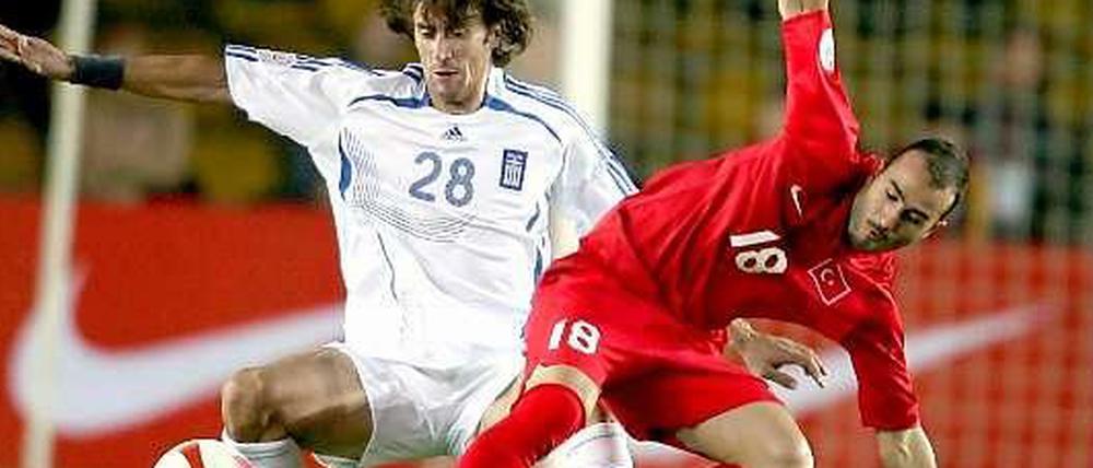 Türkeis Gökhan Ünal (r.) kämpft mit Griechenlands Paraskevas Antzas (l.) um den Ball während des EM-Qualifikationsspiels im Oktober 2007 im Ali-Sami-Yen-Stadion.