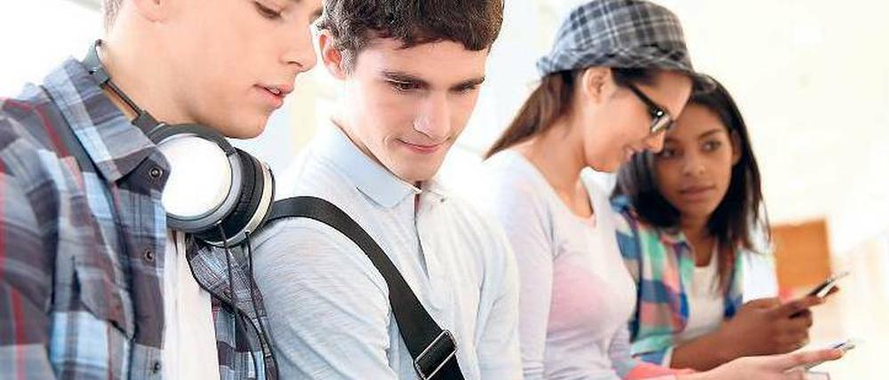 Mehr als ein Telefon. Auf Smartphones kann man prima programmieren. Zum Beispiel die Software für ein Warnsystem, das Alarm schlägt, wenn zu Hause der Strom ausfällt. Wer an solchen einfachen Anwendungen Spaß hat, wird vielleicht später einen IT-Beruf wählen - wo es an Fachkräften fehlt. Die Initiative will daher vor allem junge Menschen ansprechen.