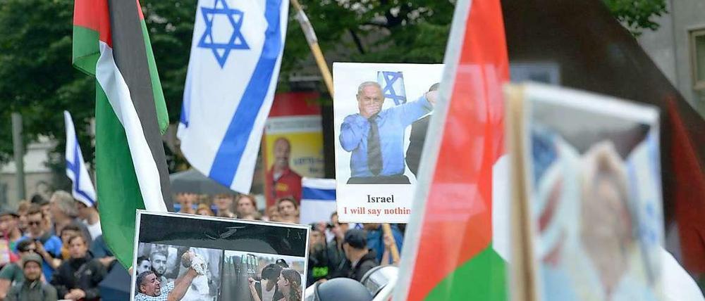 Nur wenige Meter und zwei Reihen Polizisten trennen die beiden Lager: Vorne die Al-Quds-Kundgebung, hinten die pro-israelischen Gegendemonstranten.