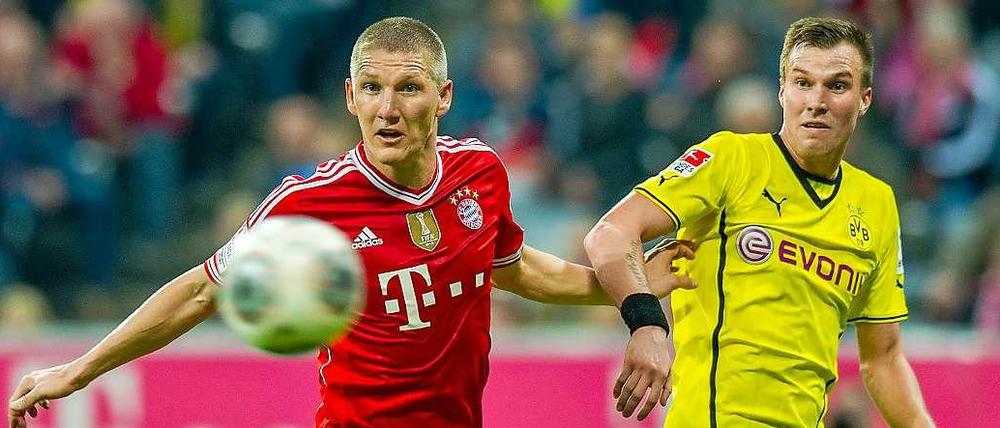 Bastian Schweinsteiger vom FC Bayern München und Kevin Großkreutz von Borussia Dortmund kämpfen in der Allianz-Arena von München in einem Spiel der Bundesliga um den Ball.