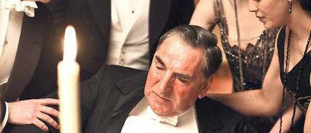 Carson, der Butler aus „Downton Abbey“ muss gestützt werden.