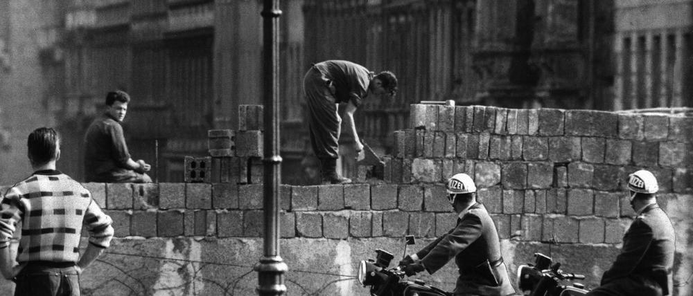 Berlin Bernauer Straße im August 1961. Die SED lässt den "antifaschistischen Schutzwall" mauern.