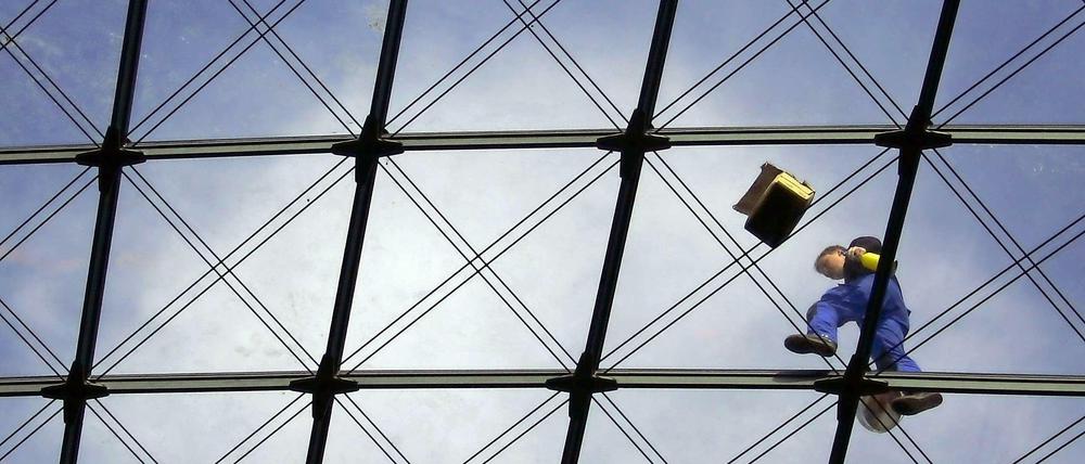 Nach oben offen: Am Hauptbahnhof wird jetzt das Dach instand gesetzt. Danach soll er wasserdicht sein. Ein Teil der Scheiben muss ersetzt werden, auch die Dichtungen werden erneuert.