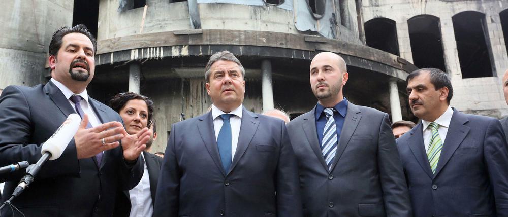 Solidaritätsbesuch. Vizekanzler Sigmar Gabriel (2.v.li.), der Vorsitzende des Zentralrates der Muslime, Aiman A.Mazyek (li.), Fazli Altin, Präsident der Islamischen Föderation (2.v.re.) und Ali Kizilkaya, Vorsitzender des Islamrates.
