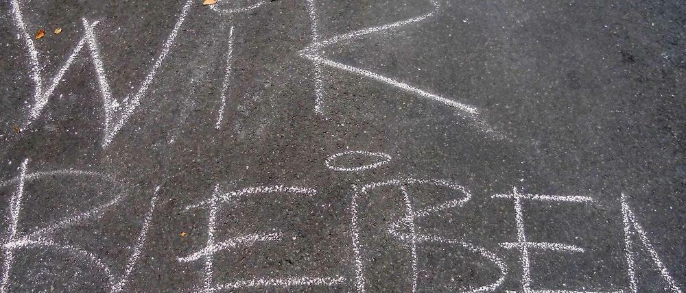 "Wir bleiben", schreiben Unterstützer der Flüchtlinge in der Gürtelstraße. Nur - wo sollen die Flüchtlinge bleiben, wenn die Zentrale Aufnahmestelle geschlossen hat?