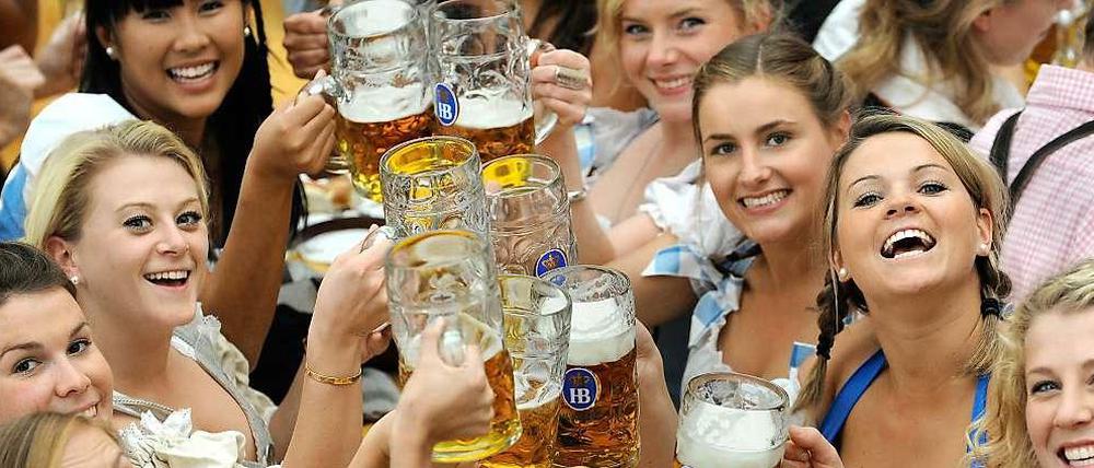 Frauen regieren die Welt! Der Klub der Antifeministen will das ändern.