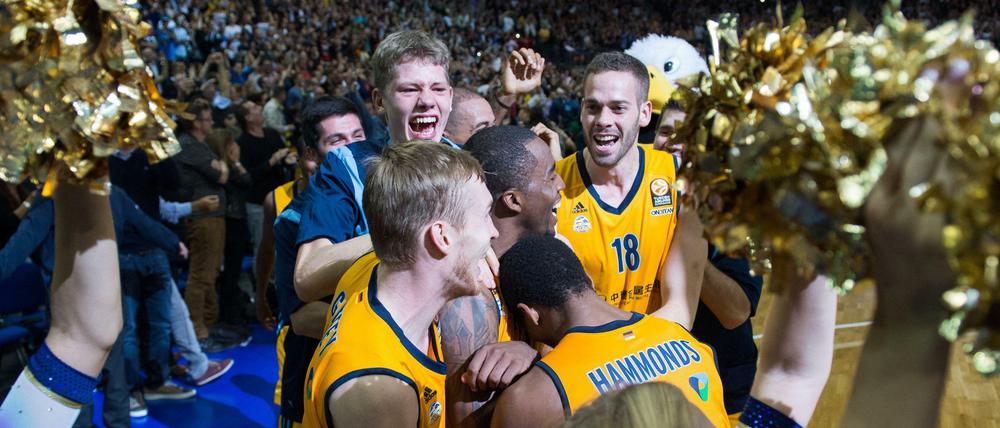 Das geht unter die Haut. Albas Spieler bejubeln ihren sensationellen Sieg gegen NBA-Meister San Antonio.