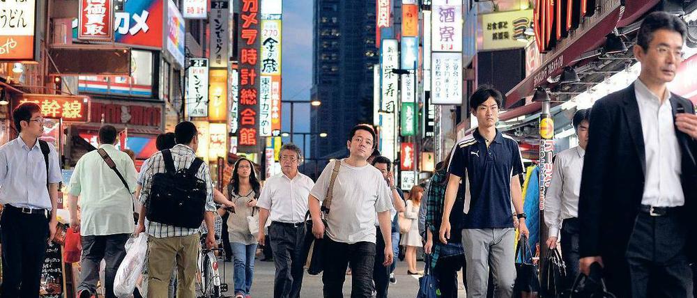 Citylights. Tokio gilt als eine der teuersten Städte der Welt. Wer nicht mithalten kann, versucht, den schönen Schein zu wahren.