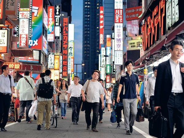 Citylights. Tokio gilt als eine der teuersten Städte der Welt. Wer nicht mithalten kann, versucht, den schönen Schein zu wahren.