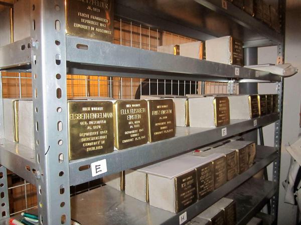 Depot der Steine. In einem Münchner Keller lagern 200 Messingtafeln darauf, dass sie verlegt werden können.