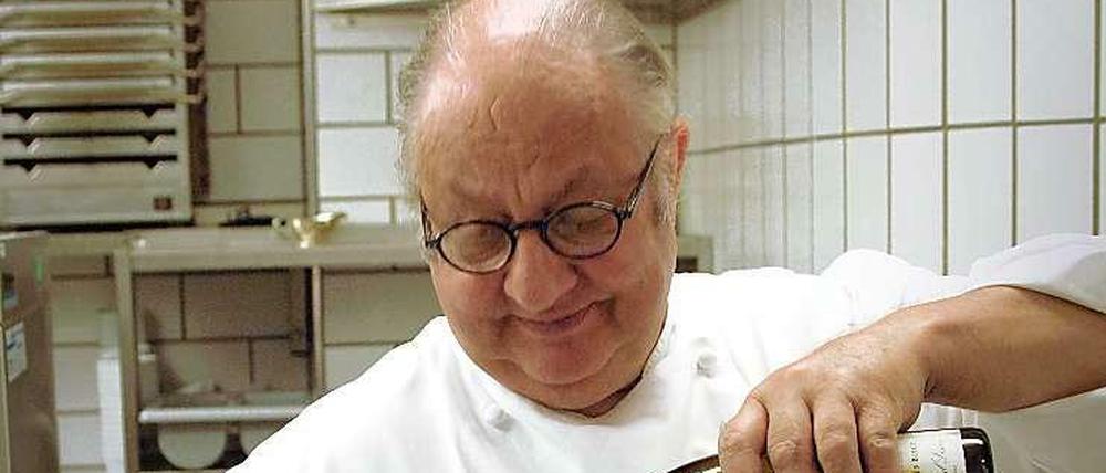 Vincent Klink mit seinem Essigglas, in das verschiedene Weine fließen