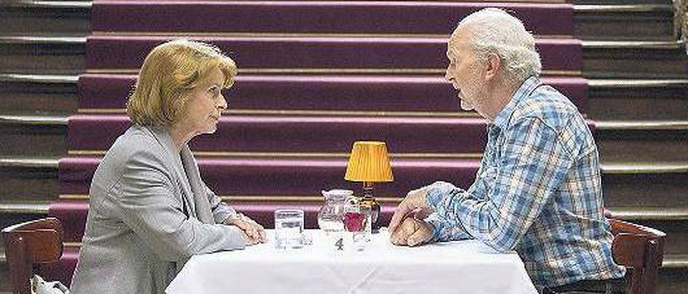 Maria Koppel (Senta Berger) ist nicht wirklich angetan von ihrem Gegenüber Volker Hartmann (Michael Gwisdek). Dank Speed-Dating muss sie ihn aber nur sieben Minuten lang ertragen.