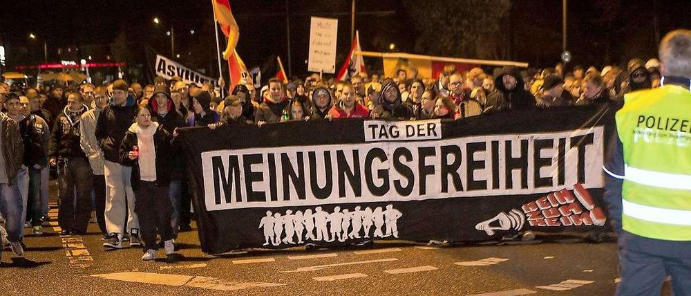 In den letzten Wochen wurde jeden Montagabend in Marzahn gegen das geplante Flüchtlingsheim demonstriert.