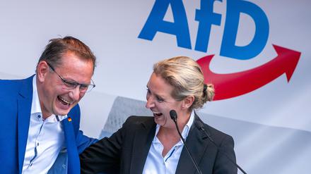 Die beiden Parteivorsitzenden der AfD, Alice Weidel und Tino Chrupalla, sind bester Laune. Denn die rechte Partei steht in der Gunst bei deutschen Wählern laut aktuellen Umfragen gerade weit oben.