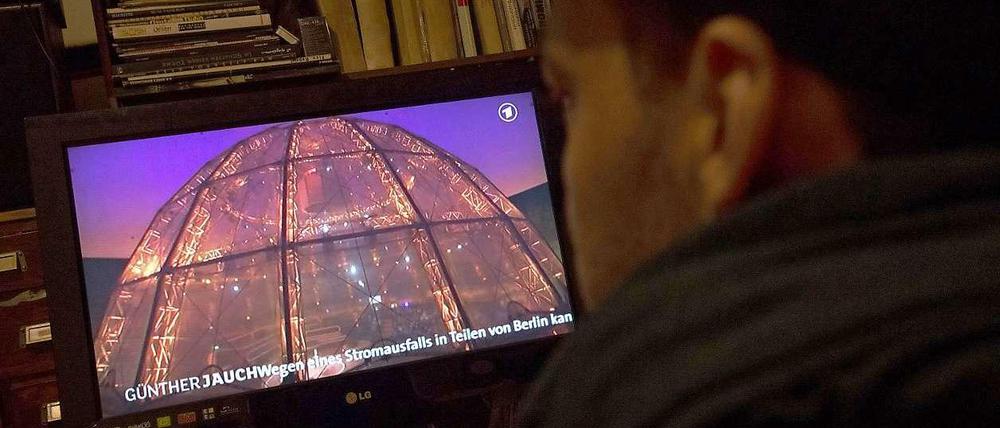 Alles dunkel. Über die Bildschirme lief Sonntagabend zunächst ein Laufband.