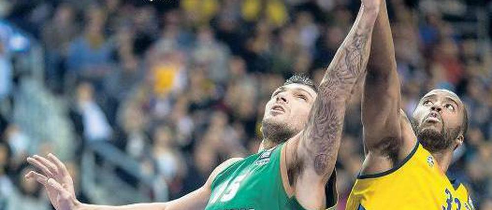 K.-o.-Spiel gegen ein Schwergewicht. Die Berliner um Jamel McLean (rechts, gegen Athens Esteban Batista) können mit zwei Siegen in den letzten beiden Zwischenrundenspielen ins Viertelfinale einziehen.