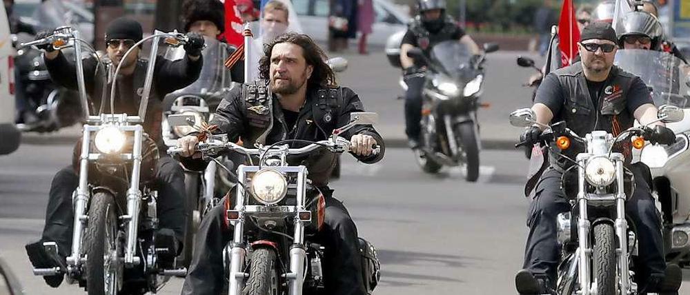 Die "Nachtwölfe" fahren auf ihren Motorrädern durch die weißrussische Stadt Brest.