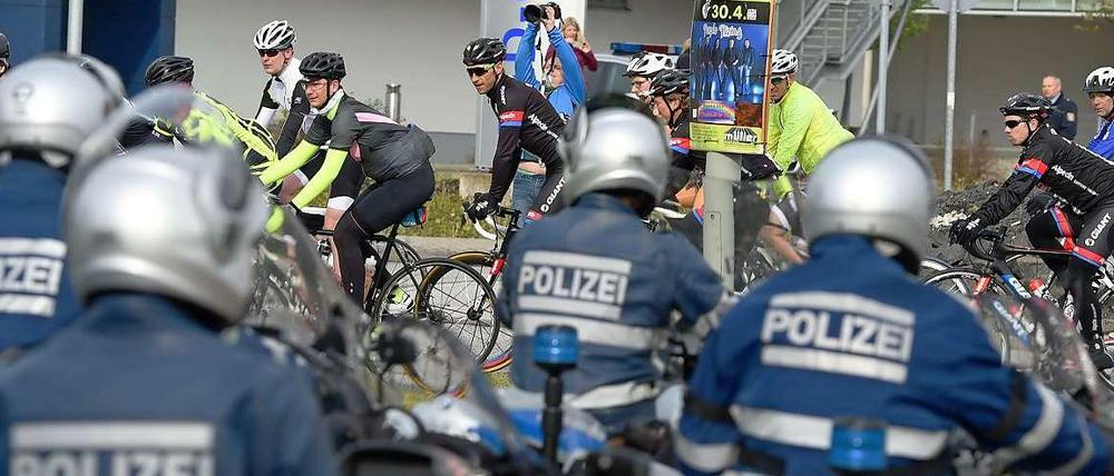 Einige Radler starteten trotzdem und wurden von der Polizei begleitet.