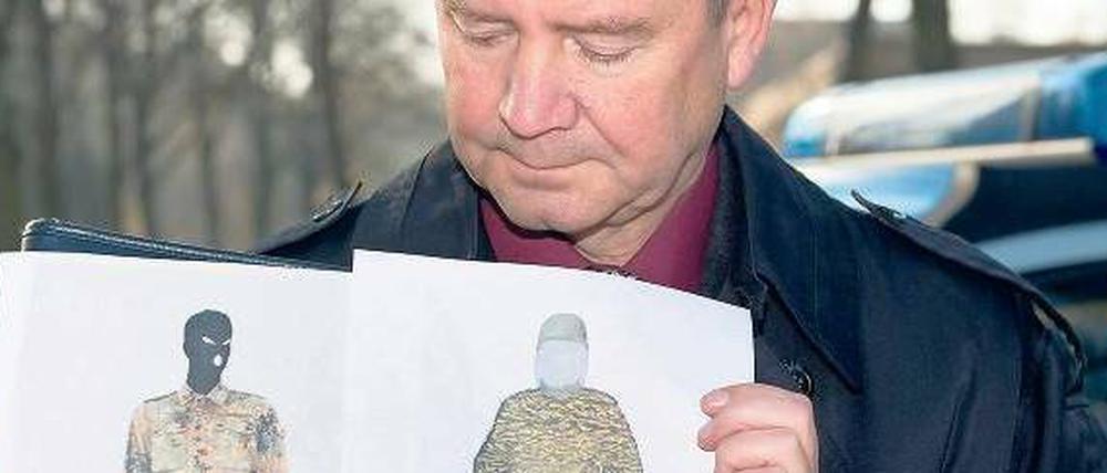 Suche nach dem Täter: Ein Polizeisprecher präsentierte 2011 ein Phantombild vom Maskenmann in Tarnkleidung.