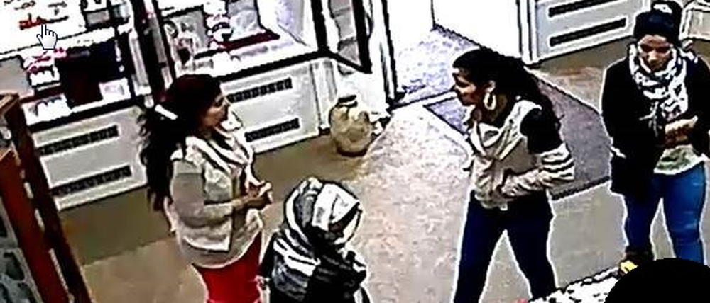 Auf diesem Bild einer Überwachungskamera sind die vier gesuchten Frauen zu erkennen.